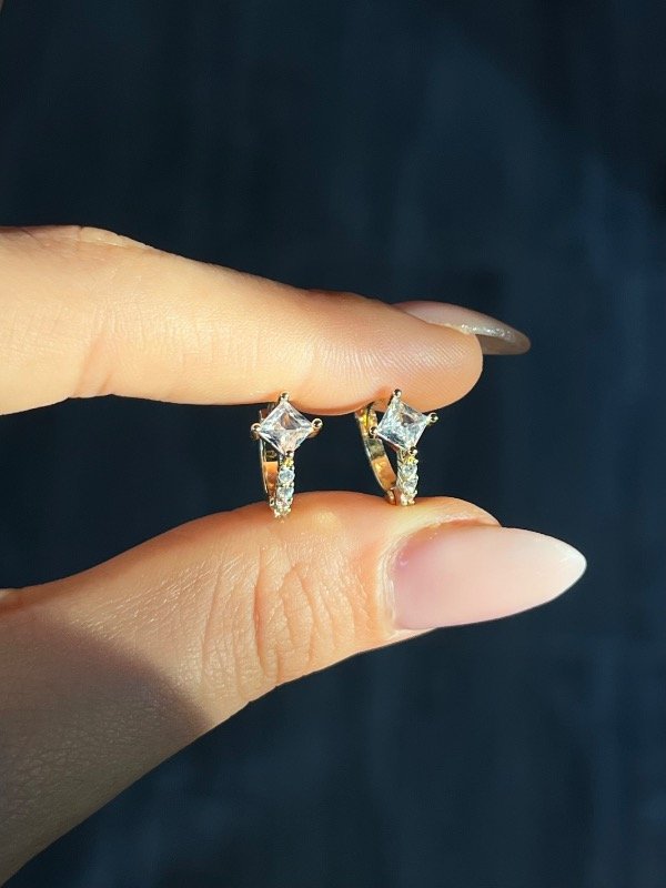 Producto - Aritos con cubic en acero dorado