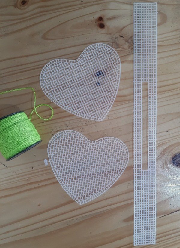 Producto - Plastic canvas cartera corazón