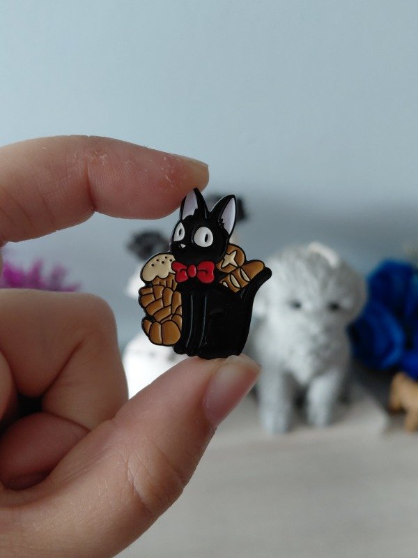 Producto - Pin metalizado - Kiki: Entregas a domicilio #2081