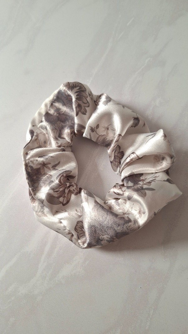 Producto - Scrunchie Satén flores gris