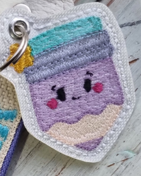 Producto - Charms para Llaveros Cinta - Venta Individual - Accesorio - "Lápiz Kawaii"