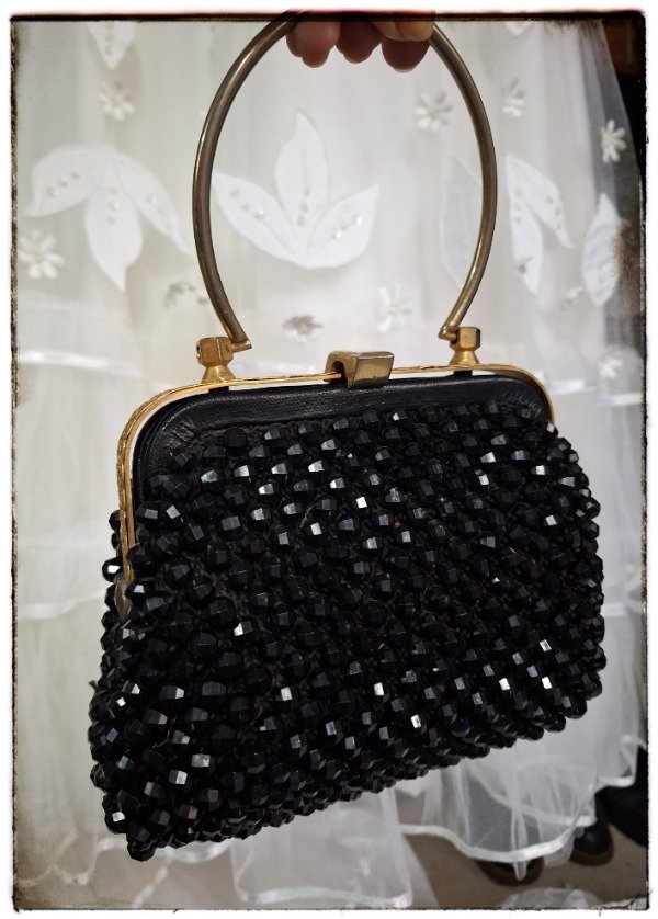 Producto - Cartera de mano con cuentas negras