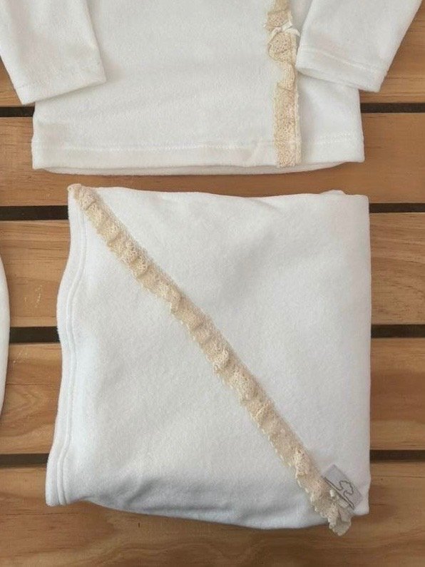 Producto - Manta de Plush Manteca con Puntilla