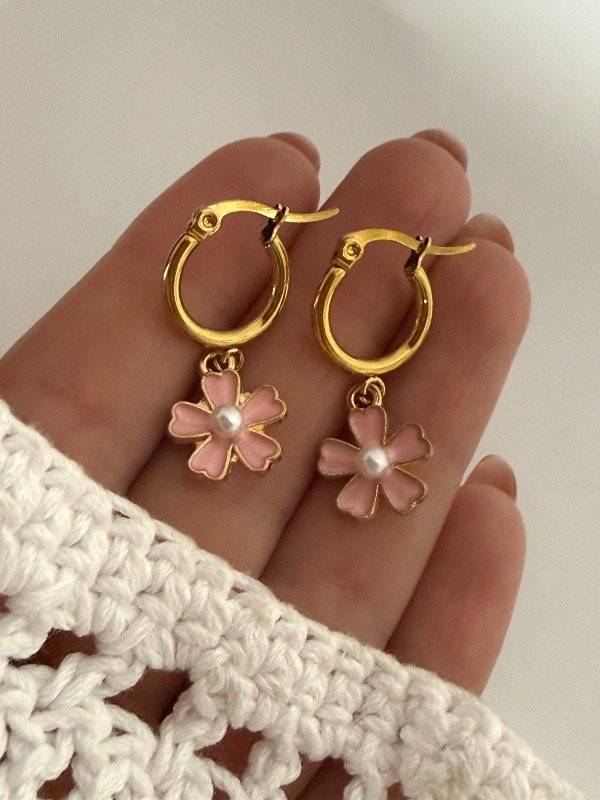 Producto - AD462 Aros argollita flor rosa con perlita acero dorado