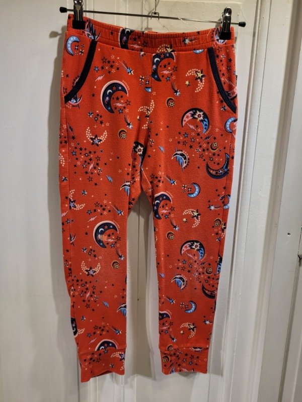 Producto - Jogging KOSIUKO colorado con dibujos Talle 12 años - PRECIO: 9X
