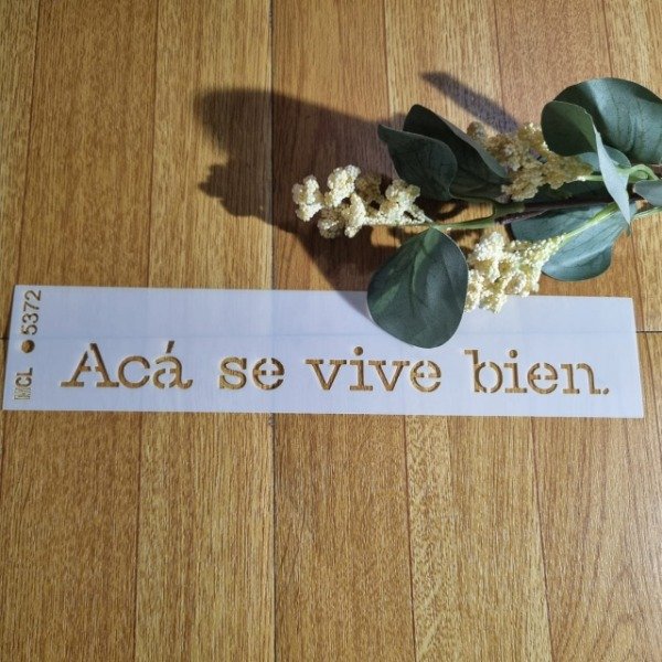 Producto - St 5373 de 25x5cm Stencil Aca se vive Bien