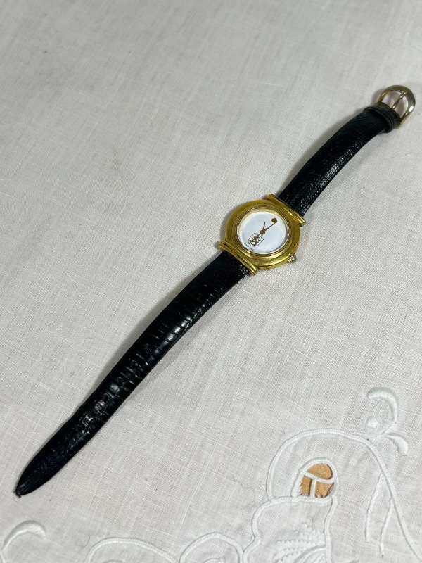 Producto - Delicado reloj suizo de malla de cuero