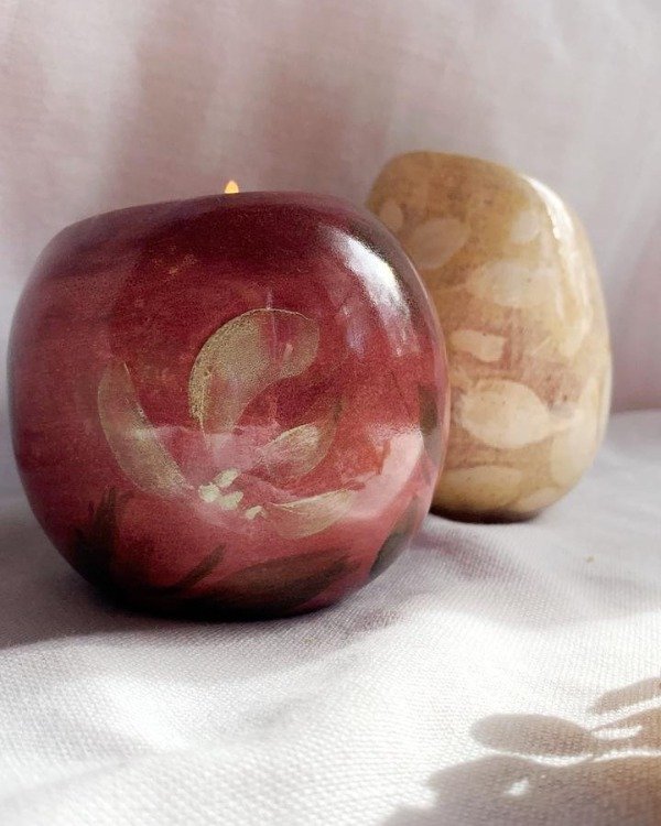 Producto - Mate de cerámica bordó con vela aromática de frambuesa reutilizable y recargable