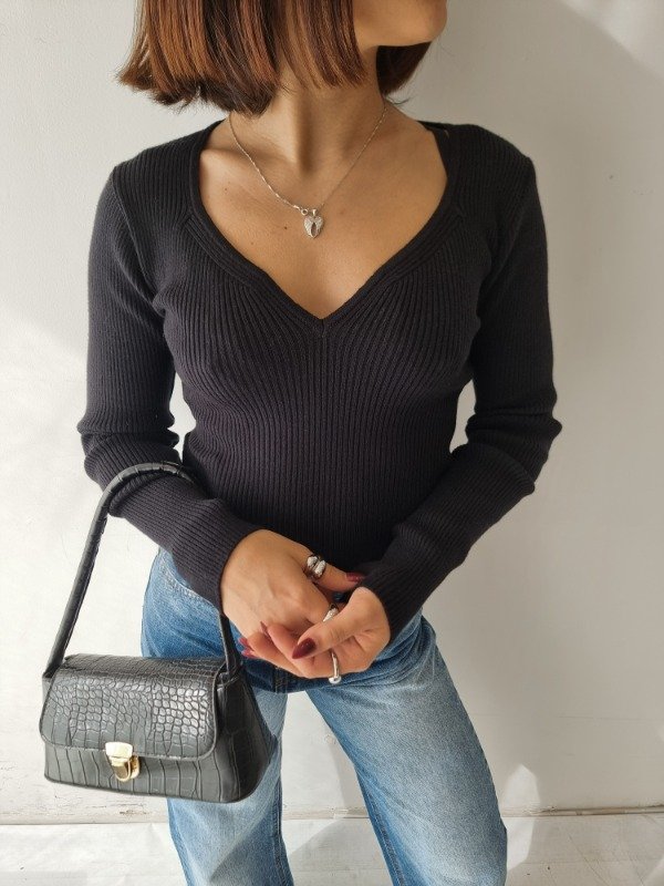 Producto - SWEATER ESCOTE V IRREGULAR