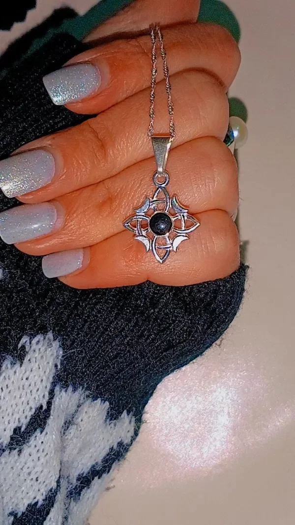 Producto - Cadena con dije nudo de bruja