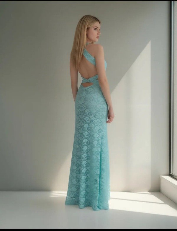 Vestido de encaje con tajo y espalda con aperturas — imagen 4