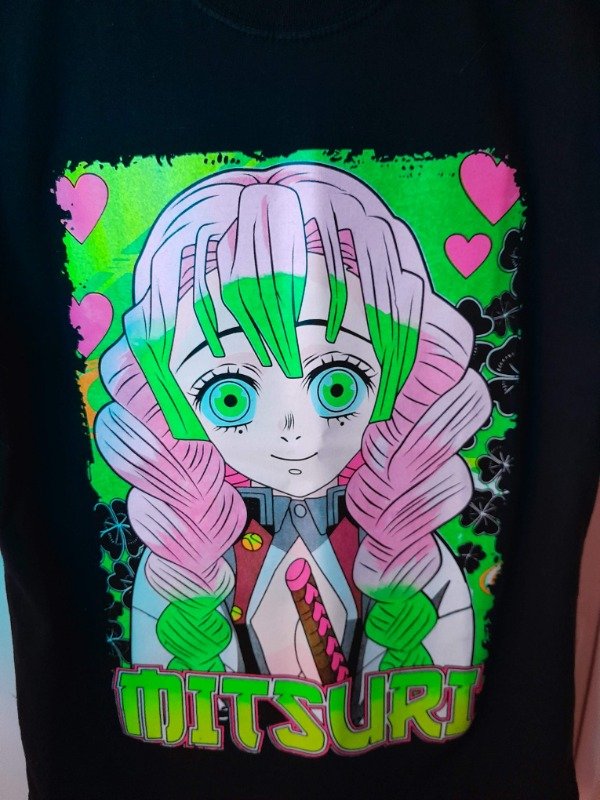 Producto - Remera que Brilla en la Oscuridad Mitsuri - Kimetsu No Yaiba