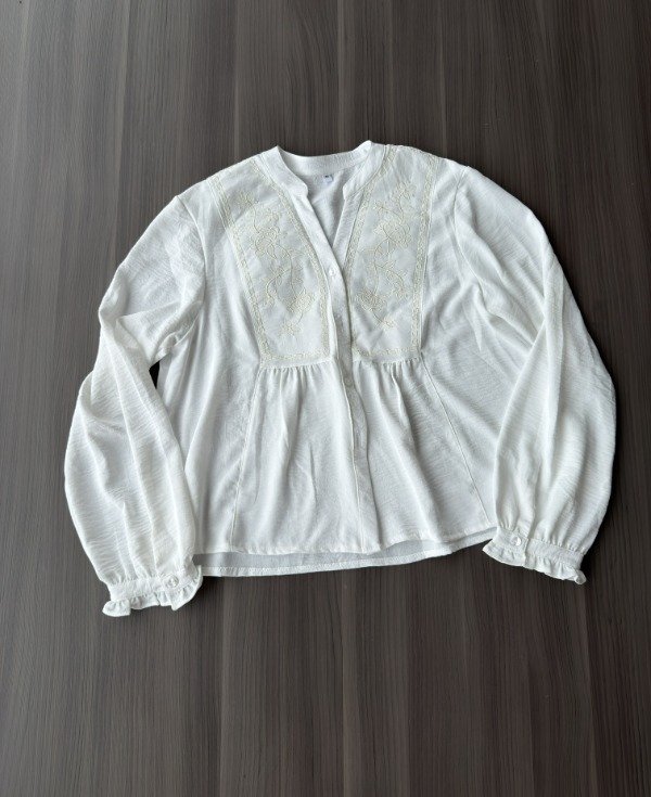 Producto - camisa mau blanca