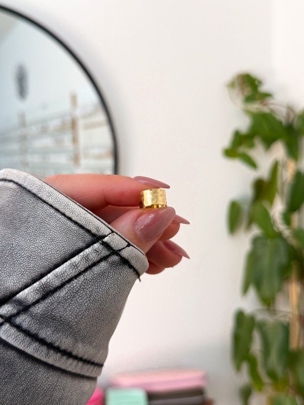 Producto - Ear cuff bañado en oro cuadrado textura suave