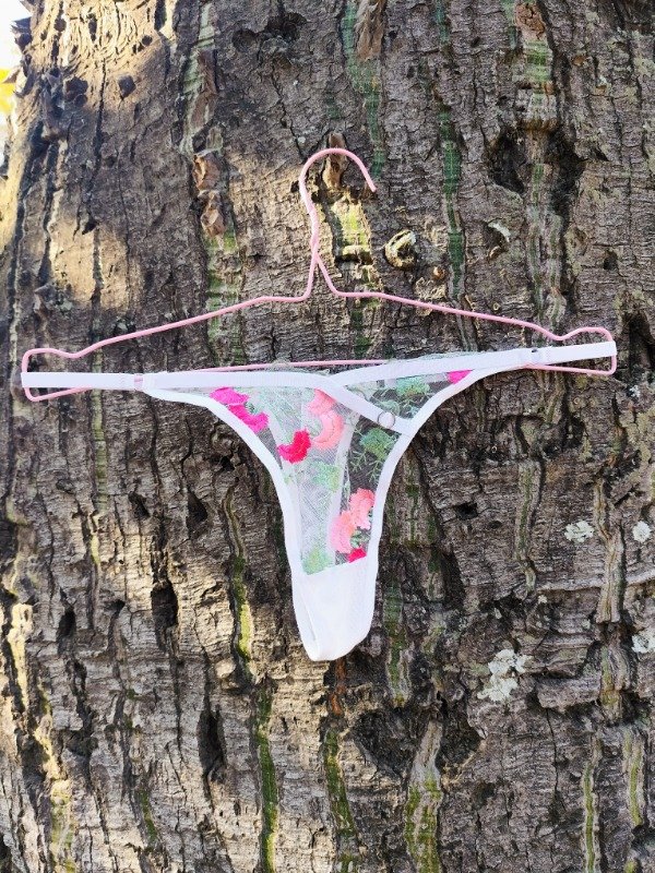 Producto - Tangas bordadas floral blanca
