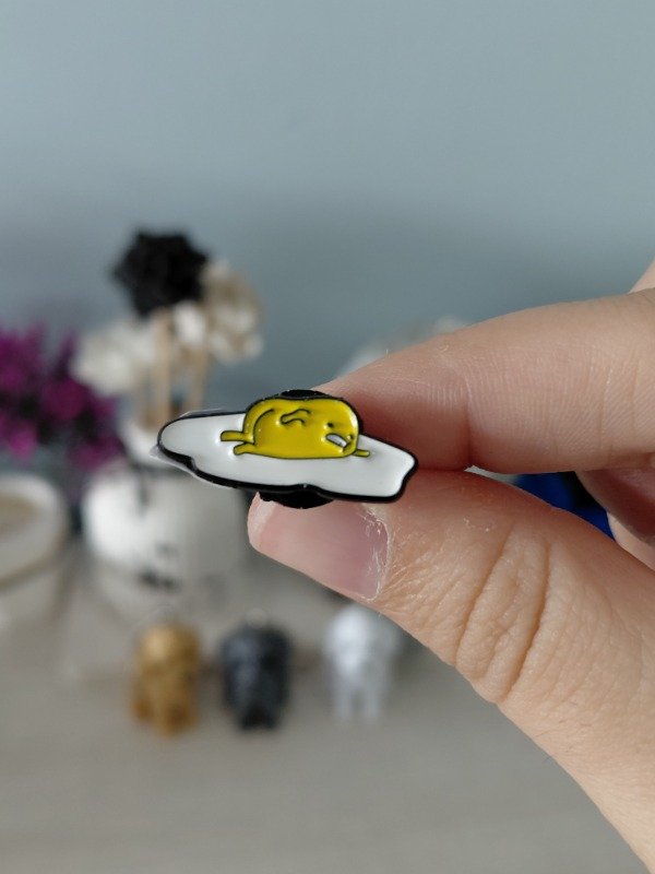 Producto - Pin metalizado - Huevo frito de Gudetama #2967