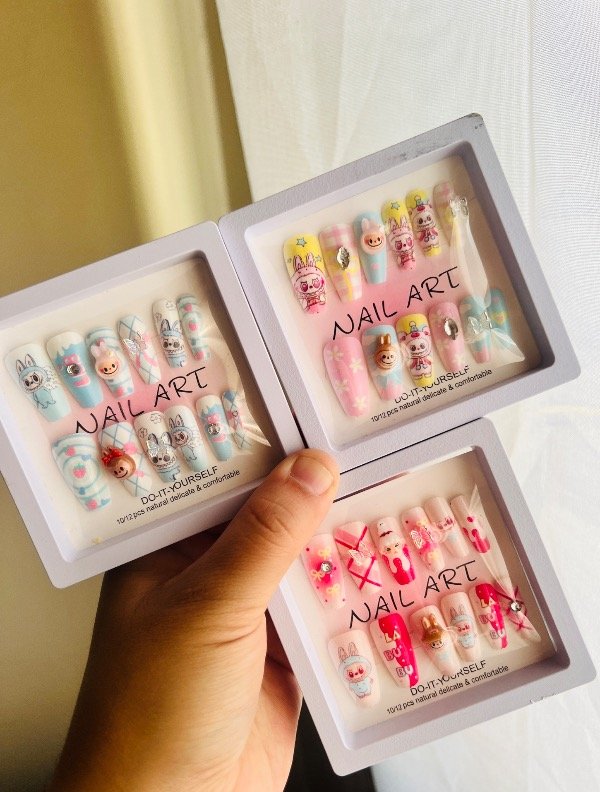 Producto - Uñas postizas de labubu