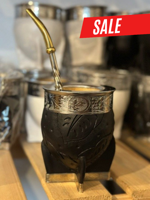 Producto - MATE IMPERIAL CON BASE Y CUERO DIBUJADO - negro y borravino