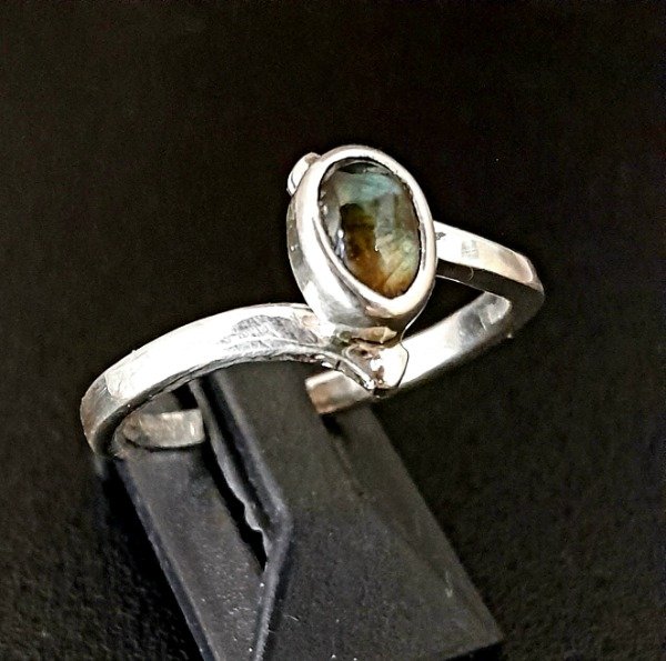 Producto - Anillo de plata 925 con Labradorita oval chica - 2