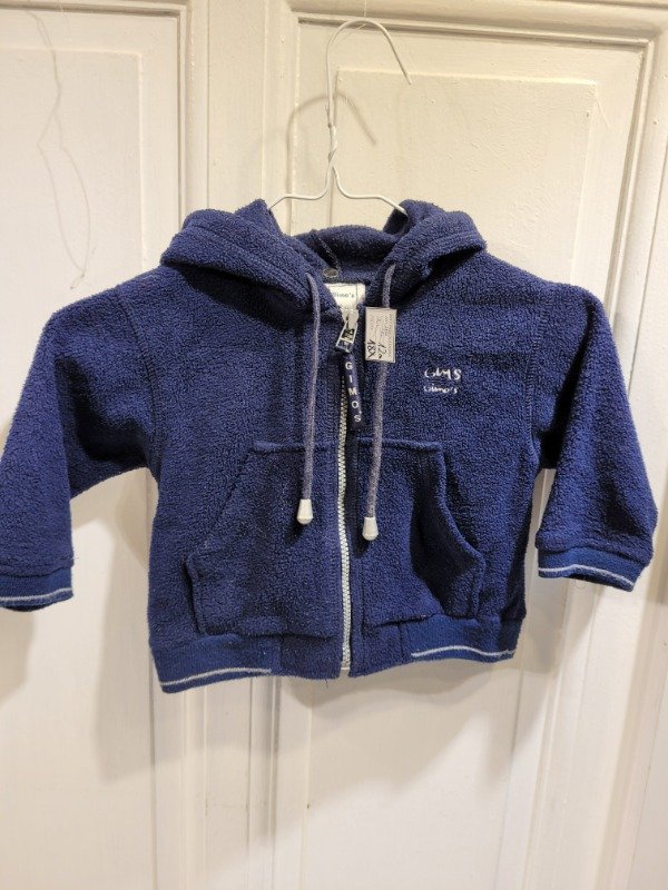 Producto - Polar HKMOS azul con cierre y capucha Talle 12 meses - PRECIO: 18X