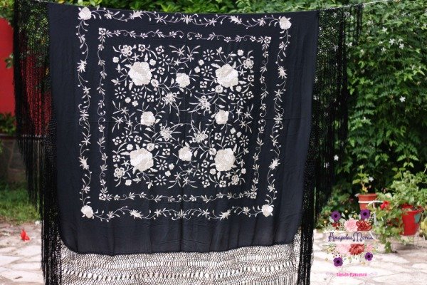 Producto - Manton de Manila Foronda de Seda Bordado a Mano Negro y Blanco 135cm