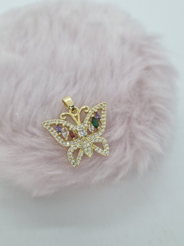 Producto - Dije acero dorado mariposa strass gemitas color