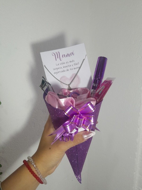 Producto - Ramo de maquillaje con cadenita para mama
