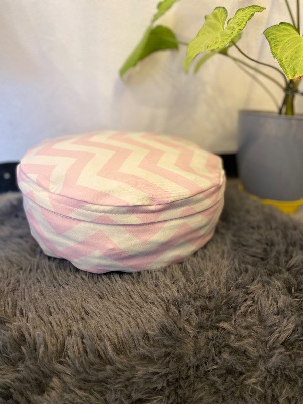 Producto - Almohadón de piso Chevron rosa - 1