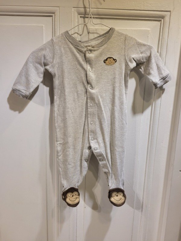 Producto - Body CARTER'S rayado gris y blanco logo mono Talle 6 meses - PRECIO: 16X
