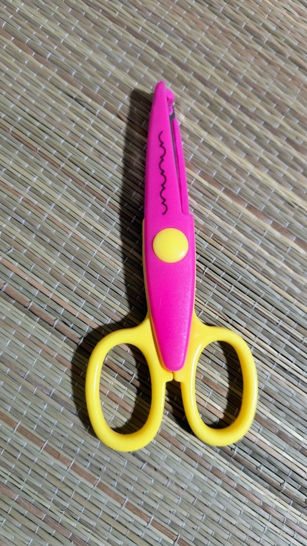 Producto - Tijera formas amarillo con rosa