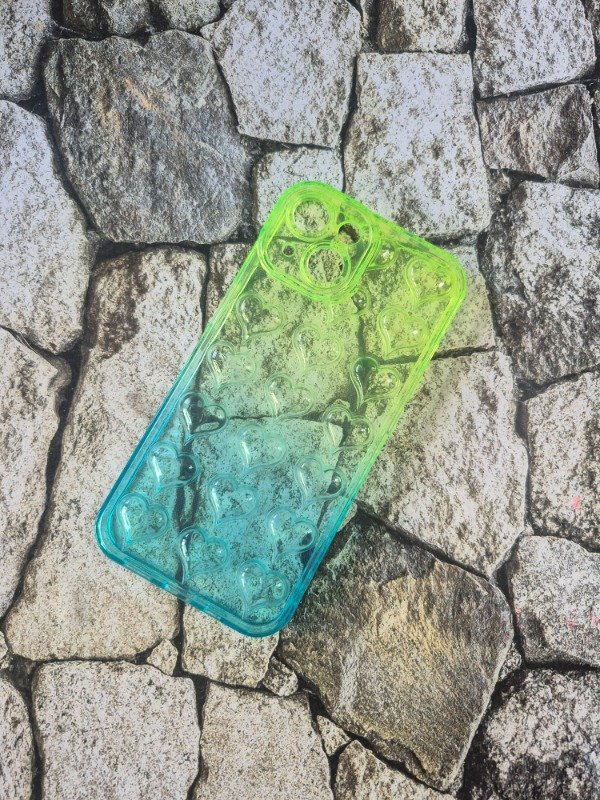 Producto - Funda puffer corazones Iphone 14 verde