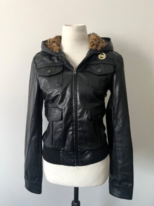 Producto - Campera ecocuero OBEY animal print