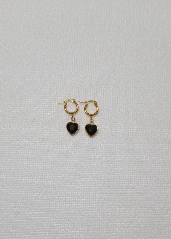 Producto - ARGOLLAS CON DIJE CORAZÓN A.D (color negro).