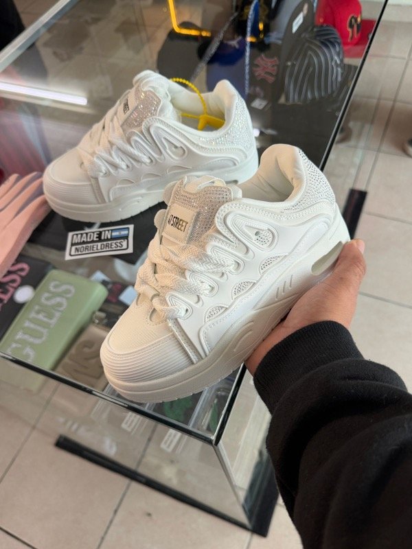 Producto - Zapatillas 47 Street blancas con Stras Premium