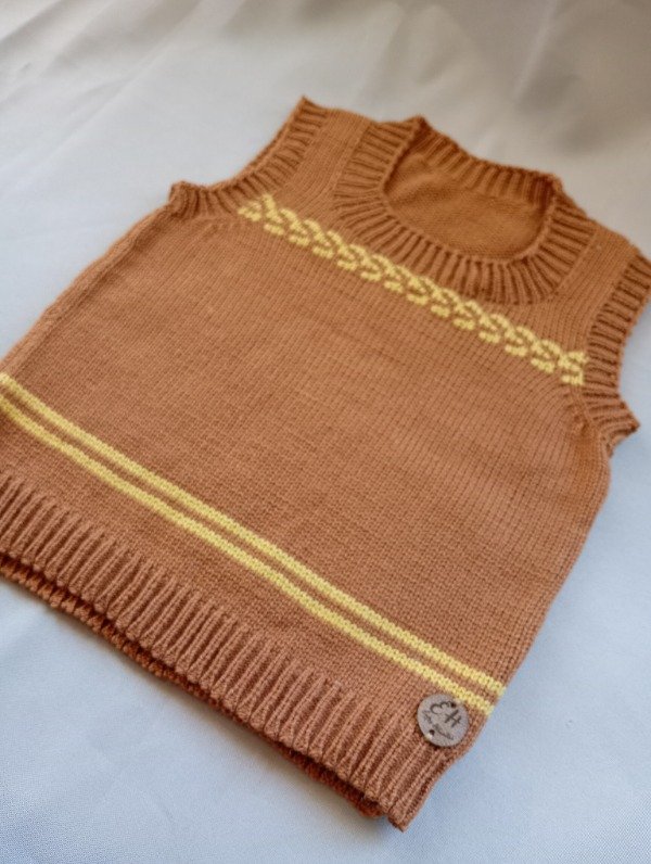 Producto - Chaleco tejido en lana hipoalergénica marron con detalles en maíz. 6 - 9 meses