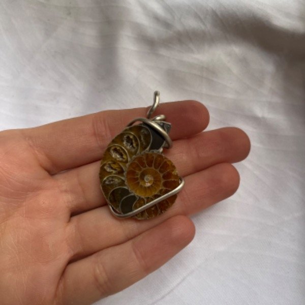 Producto - Dije de Ammonite en alpaca artesanal