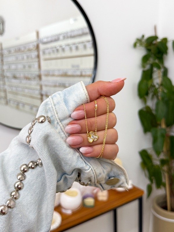 Producto - Cadenita bañada en oro flor tres pétalos cúbic