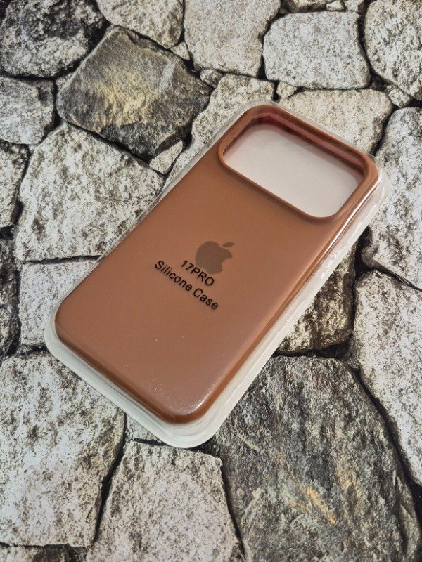 Producto - Funda silicone case con logo Iphone 17 Pro marrón