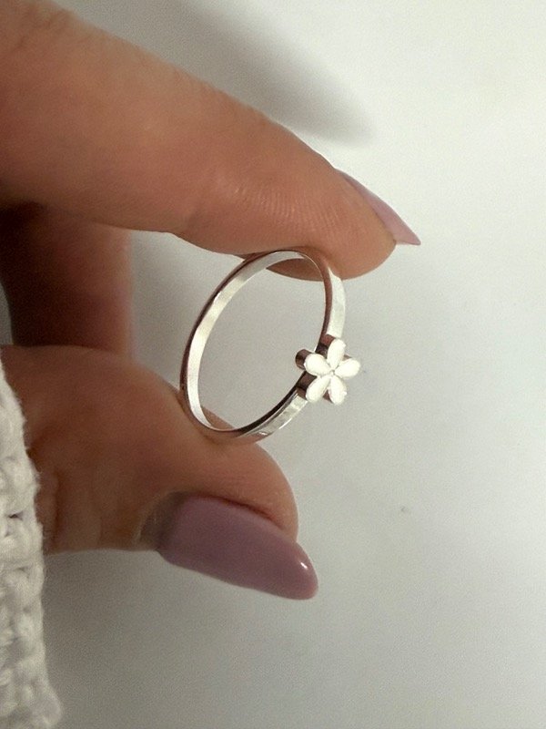 Producto - NB773 Anillo florcita blanca acero blanco