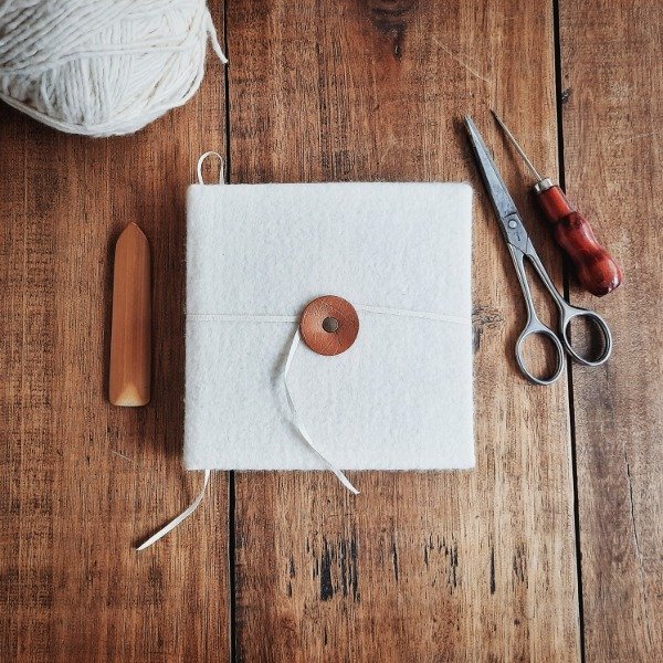 Producto - Cuaderno de Fieltro Crudo