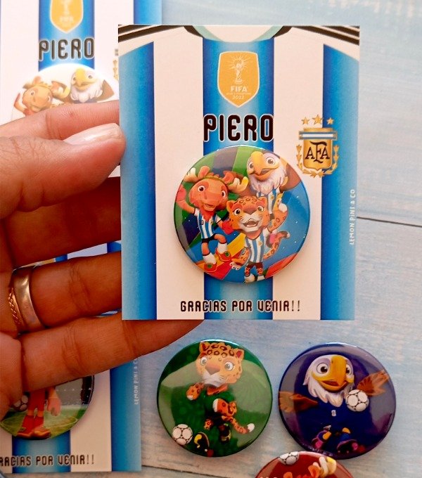 Producto - Pines mascotas del mundial 38mm cpn tarjeta personalizada