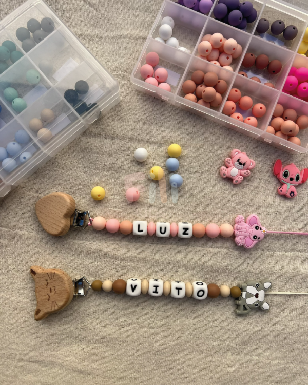 Producto - Porta chupete personalizado: Dije + Broche madera figuras