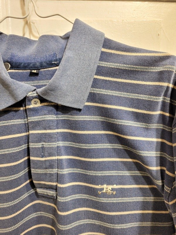 Producto - Chomba LEGACY azul con rayas blancas Talle M - PRECIO: 28X - 2