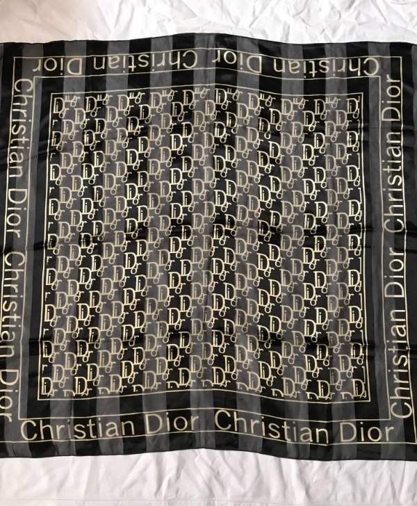 Producto - Y2K Dior big kerchief.