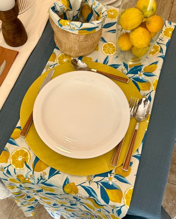 Producto - PLATO DE SITIO DE 35cm DE FIBROFACIL FORRADO CON TUSOR AMARILLO