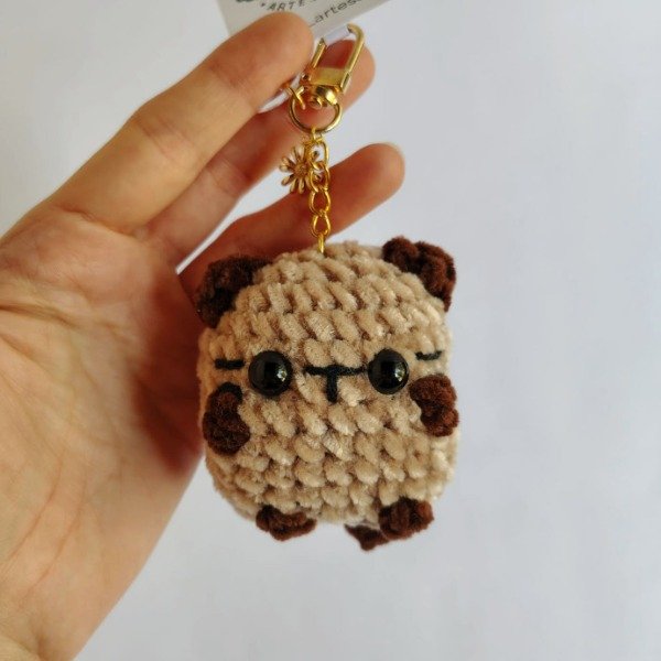 Producto - Llavero tierno gatito marrón claro tejido chenille amigurumi