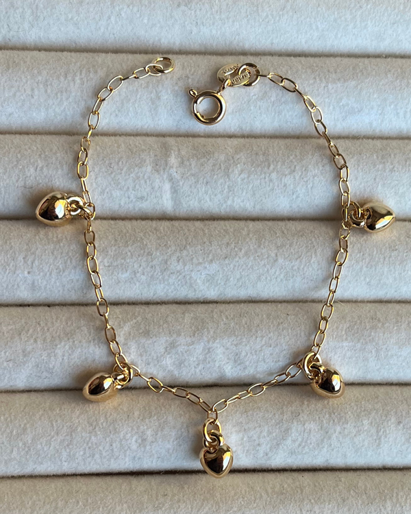Producto - Pulsera corazones colgantes enchapada en oro 18k 17cm