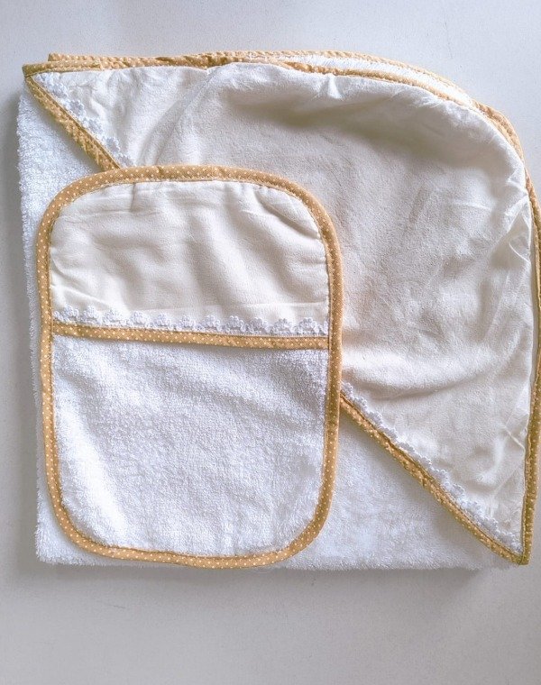 Producto - Toallón con babita y puntilla manteca