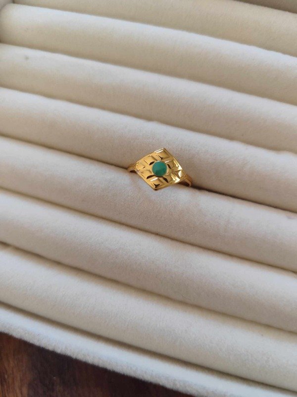 Producto - Anillo ovalado verde. Acero dorado.