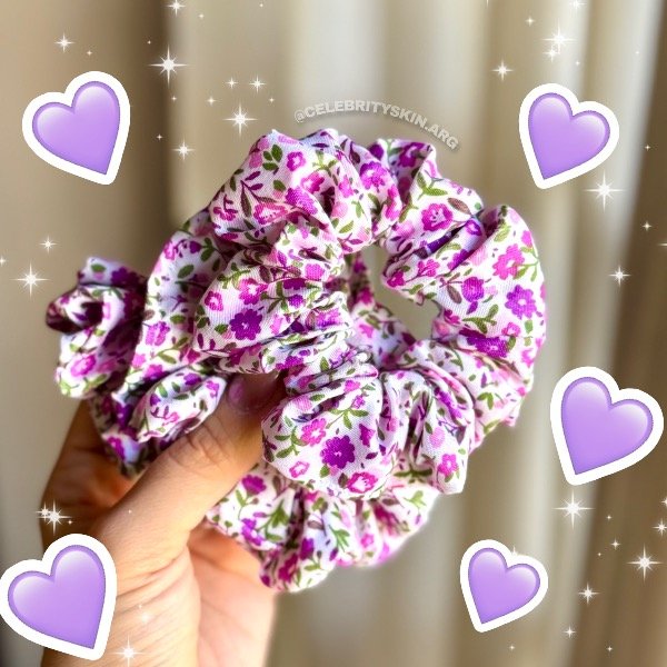 Producto - SCRUNCHIES SATÉN VIOLETA CON FLORES X 2 UNIDADES